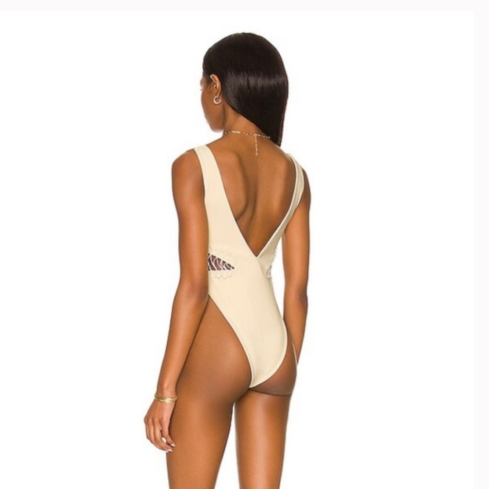 NWT Camila Coelho Caprice One Piece in Light Beige Size Medium - Picture 3 of 8